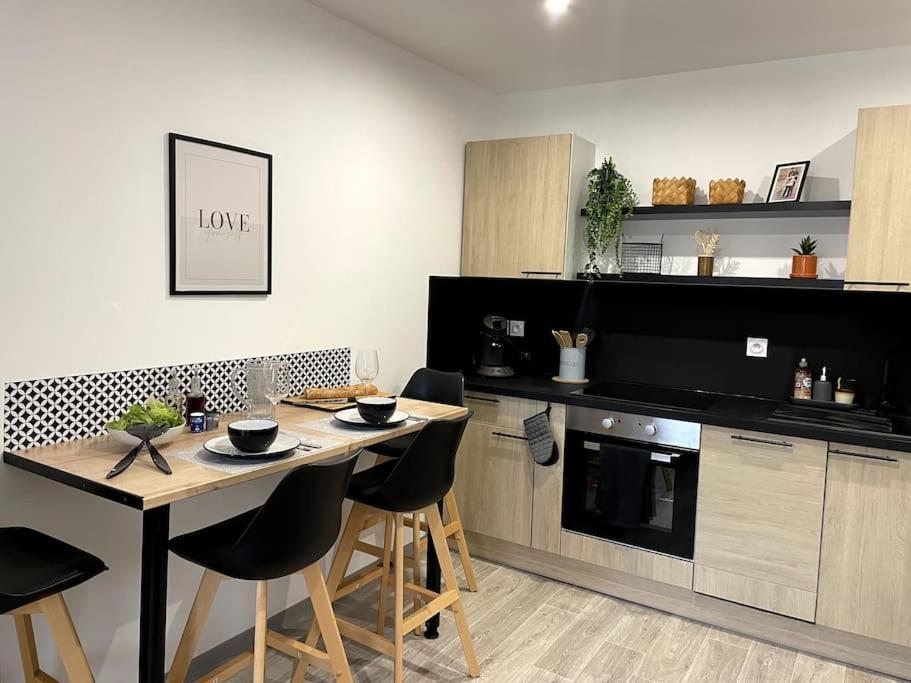 Bel Appartement Sur Cour Plein Centre Ville Et Parking Moulins  Exterior photo